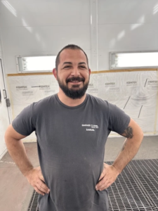 Samuel, carrossier peintre au garage Clavel